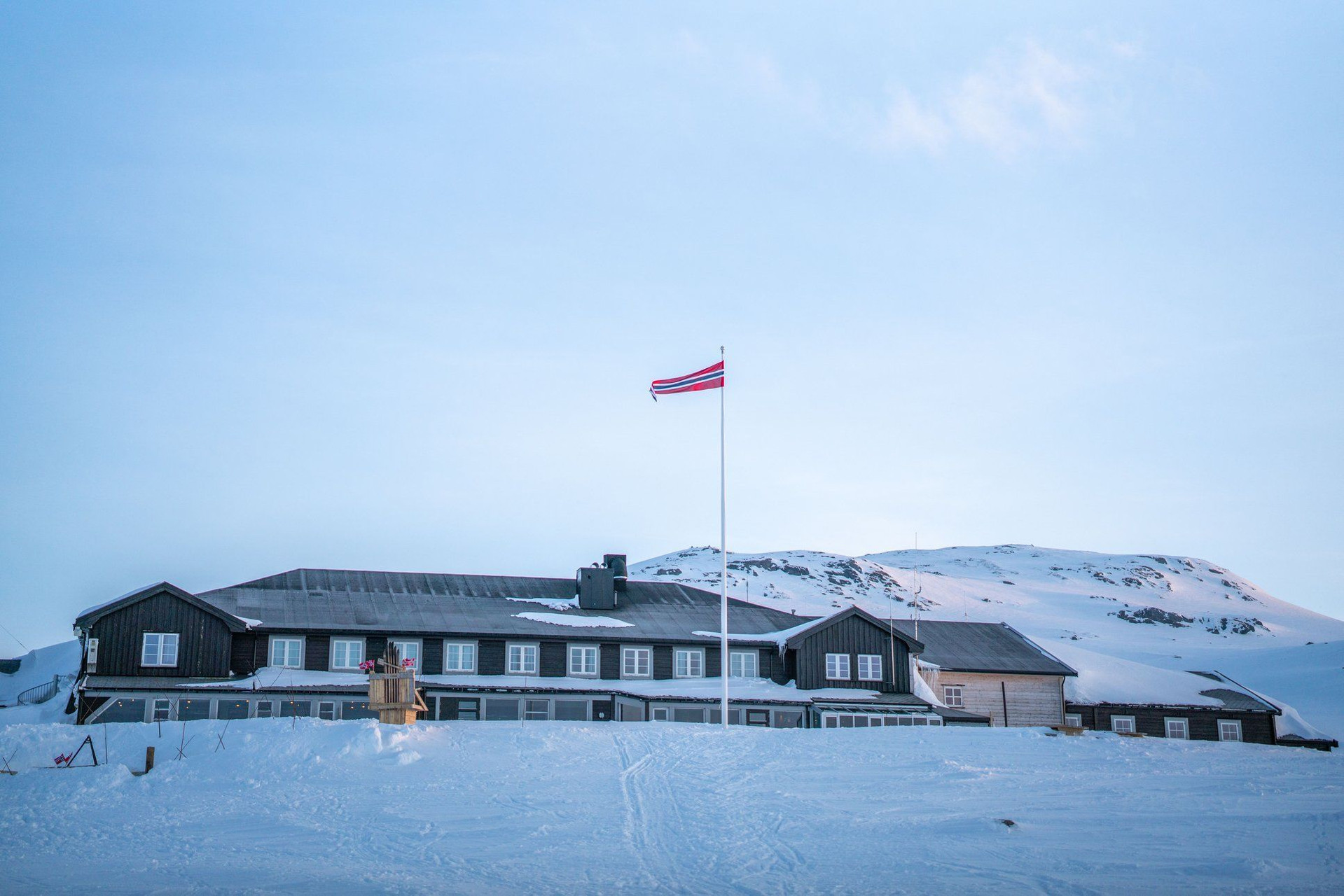 Berghütte mit norwegischer Flagge im Schnee - Norwegen