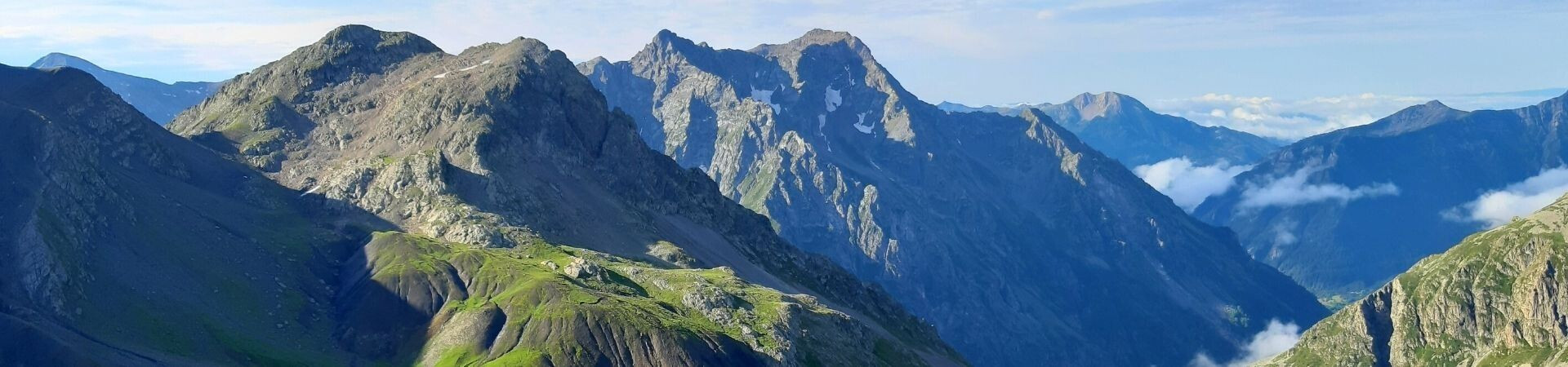 Bergkämme über den Wolken
