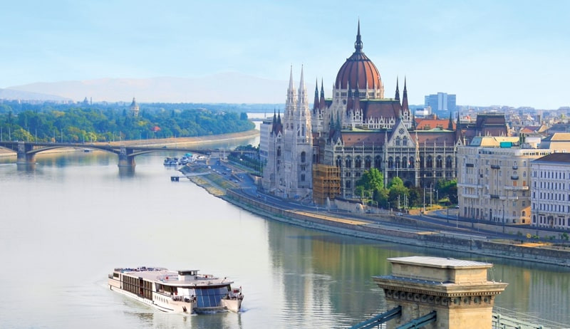 MS Primadonna - Außenansicht mit Kettenbrücke und Parlament in Budapest