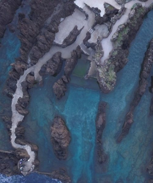 © David Praire Luftaufnahme der Naturschwimmbecken von Porto Moniz - Madeira - Portugal