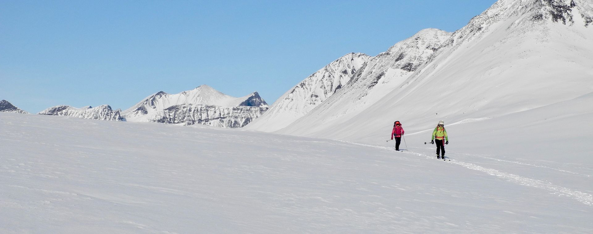 Nordische Skifahrerinnen unter den Gipfeln - Kungsleden - Schwedisch-Lappland