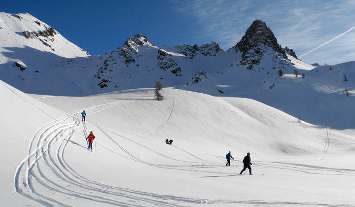 Nordische Skitour unter felsigen Gipfeln - Haute-Ubaye - Frankreich