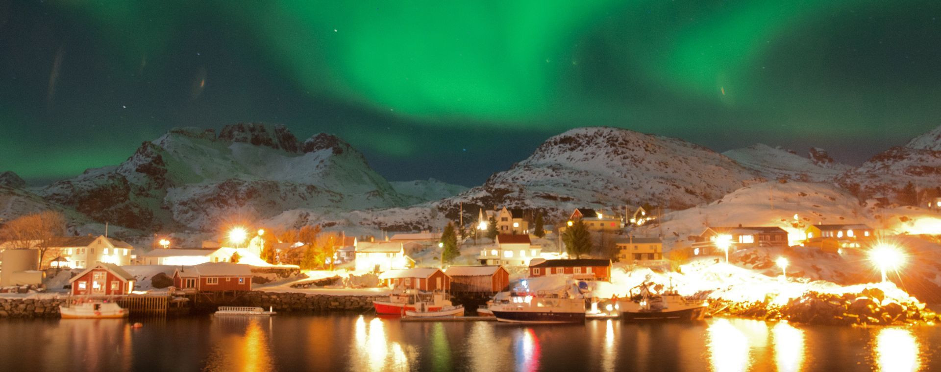 Polarlichter über einem Hafen - Lofoten - Norwegen