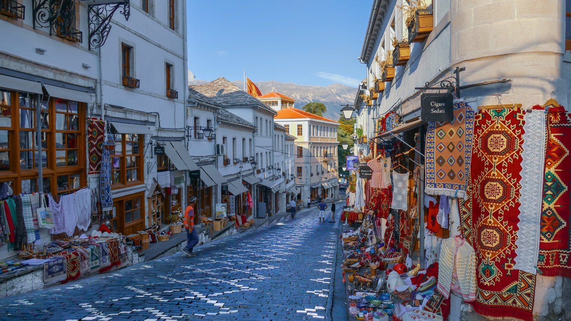 Gepflasterte Gasse im alten Basar - Gjirokastër - Albanien