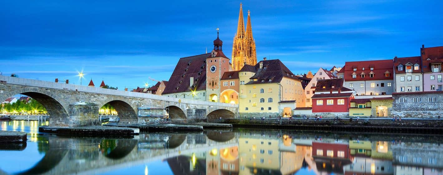Alte Brücke in der Altstadt von Regensburg