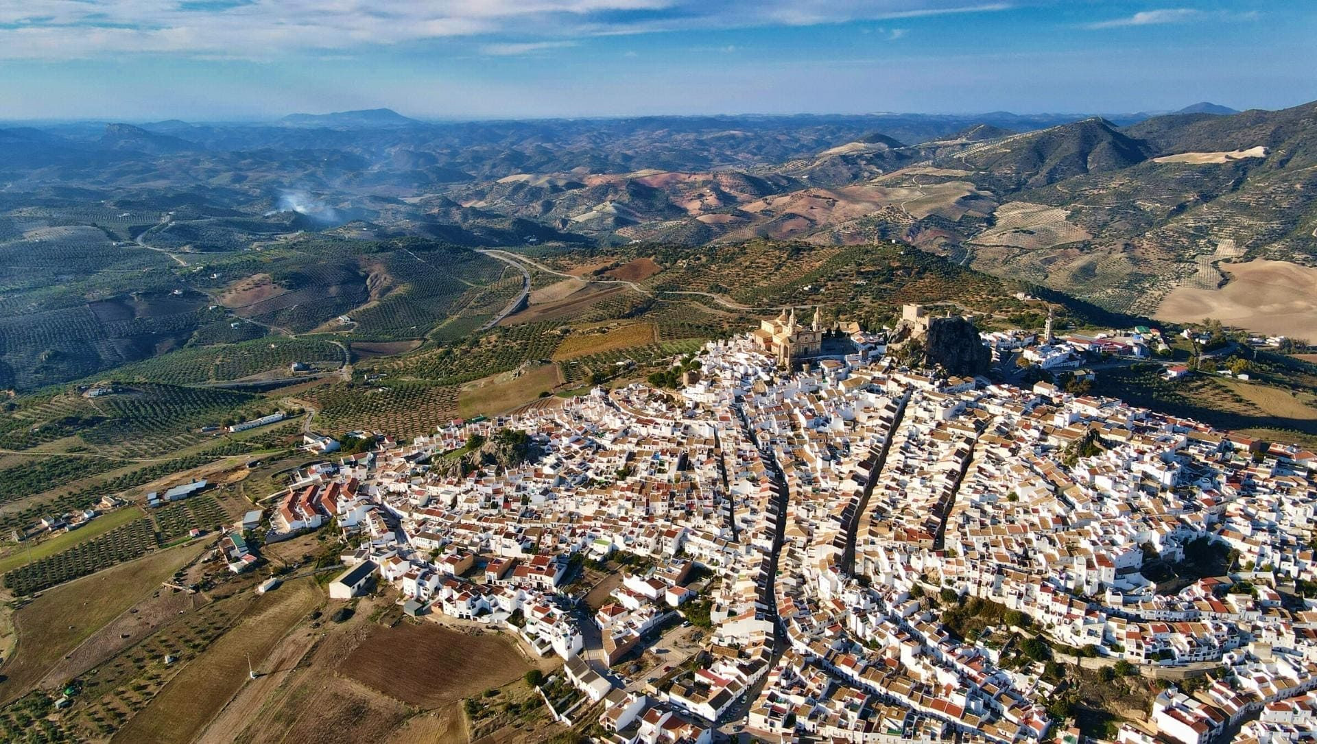 Luftaufnahme des weißen Dorfes Olvera - Andalusien - Spanien