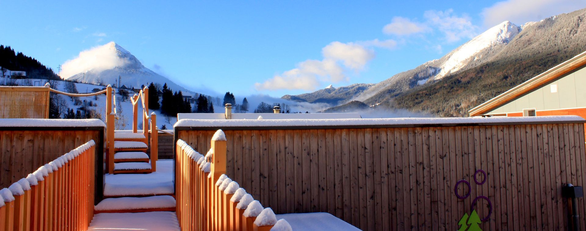Verschneite Terrasse mit Bergblick im Winter - Saint-Pierre-de-Chartreuse - Chartreuse - Frankreich