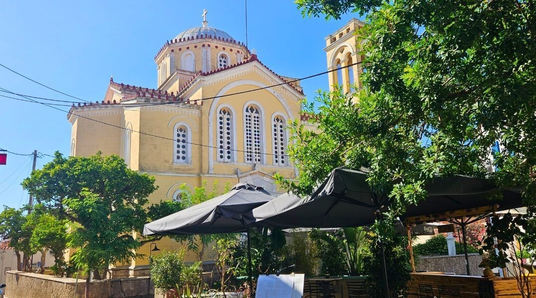 Orthodoxe Kirche und Tavernen-Terrasse - Kythira - Griechenland