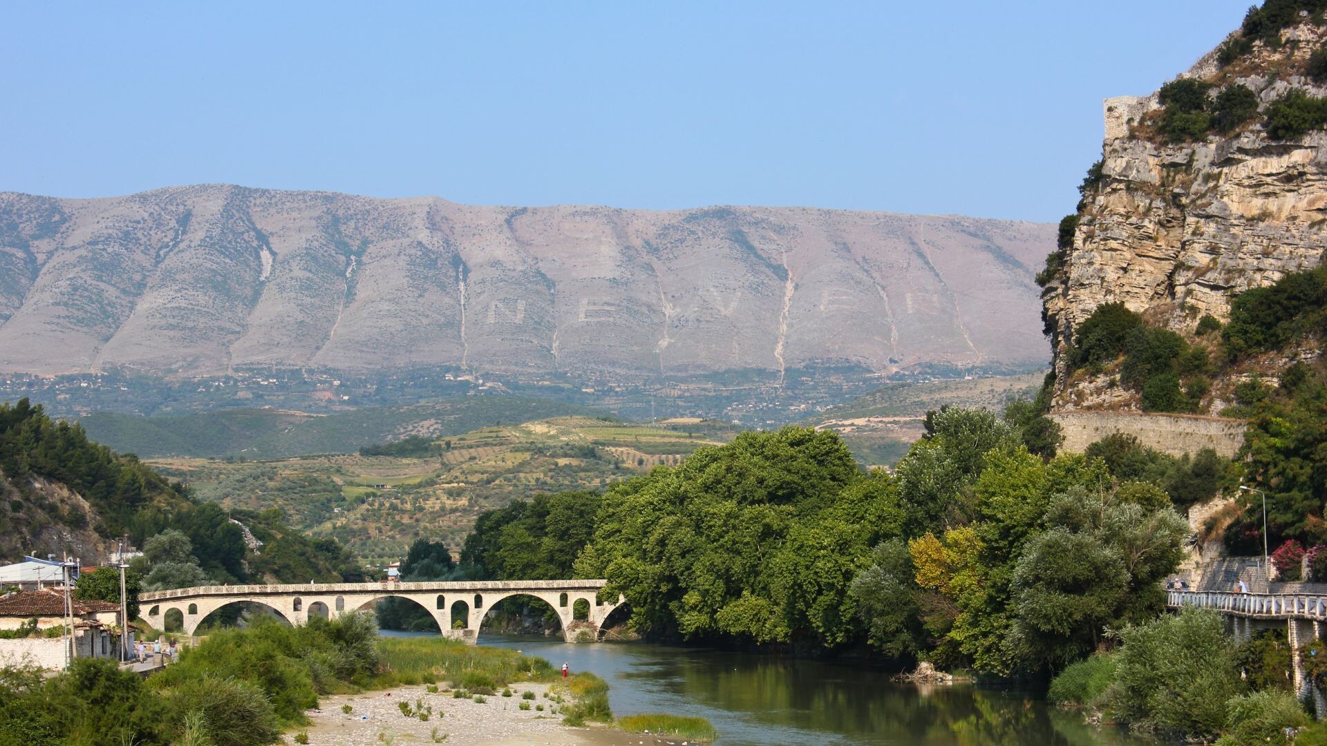 Gorica-Brücke und Inschrift am Hang - Berat - Albanien