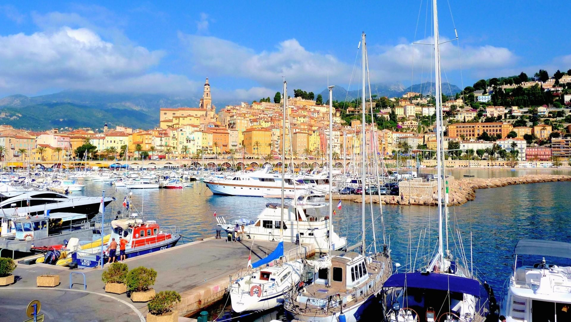 Hafen und Altstadt von Menton - Côte d’Azur - Frankreich