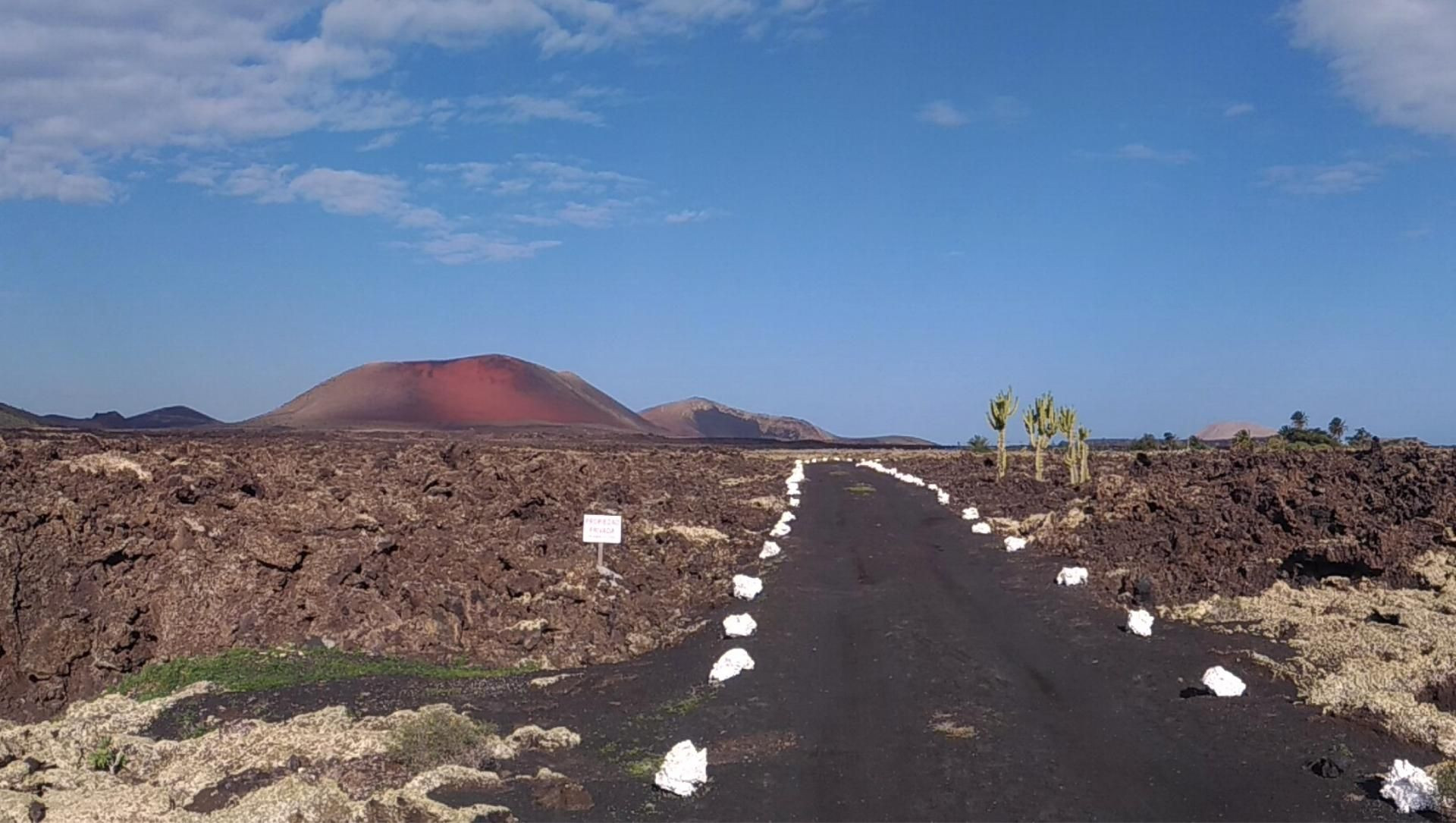 © Jean-Claude Praire Vulkan und Lavafeld - Lanzarote - Kanarische Inseln