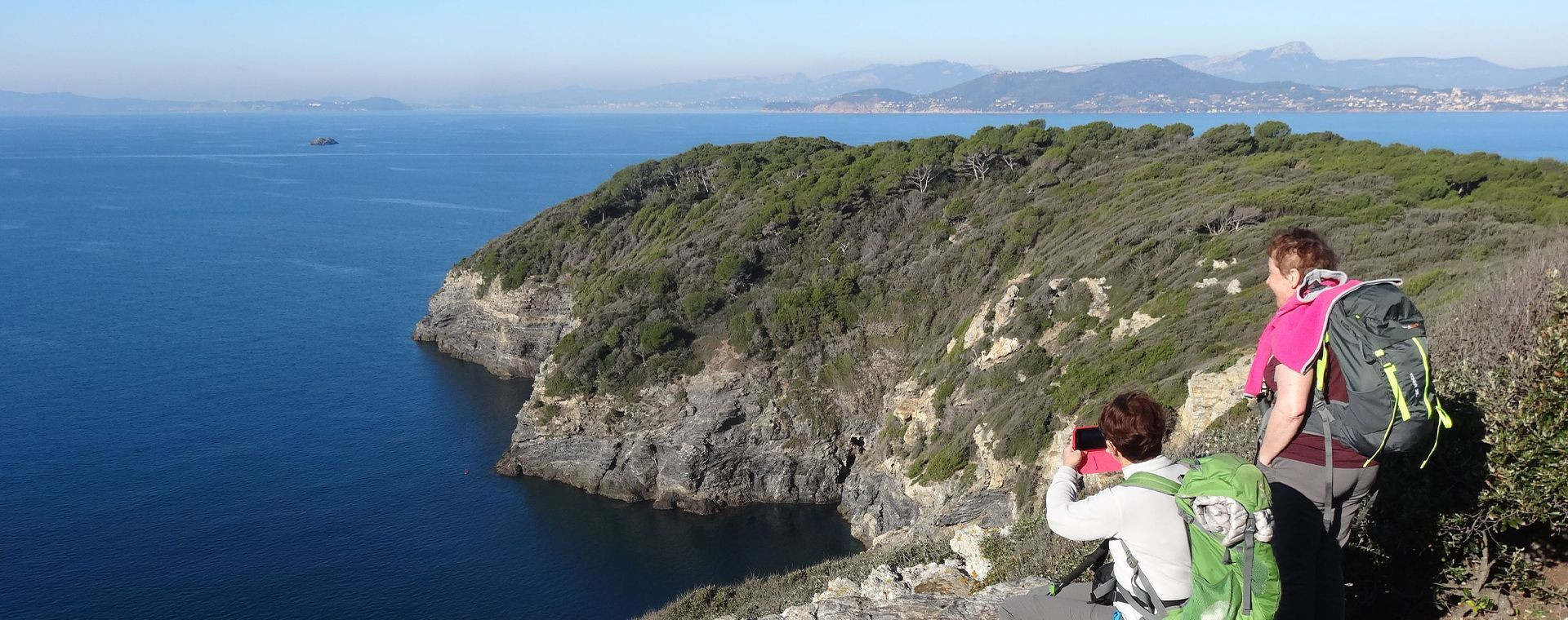 Wanderer auf dem Küstenweg der Halbinsel Giens - Var - Frankreich