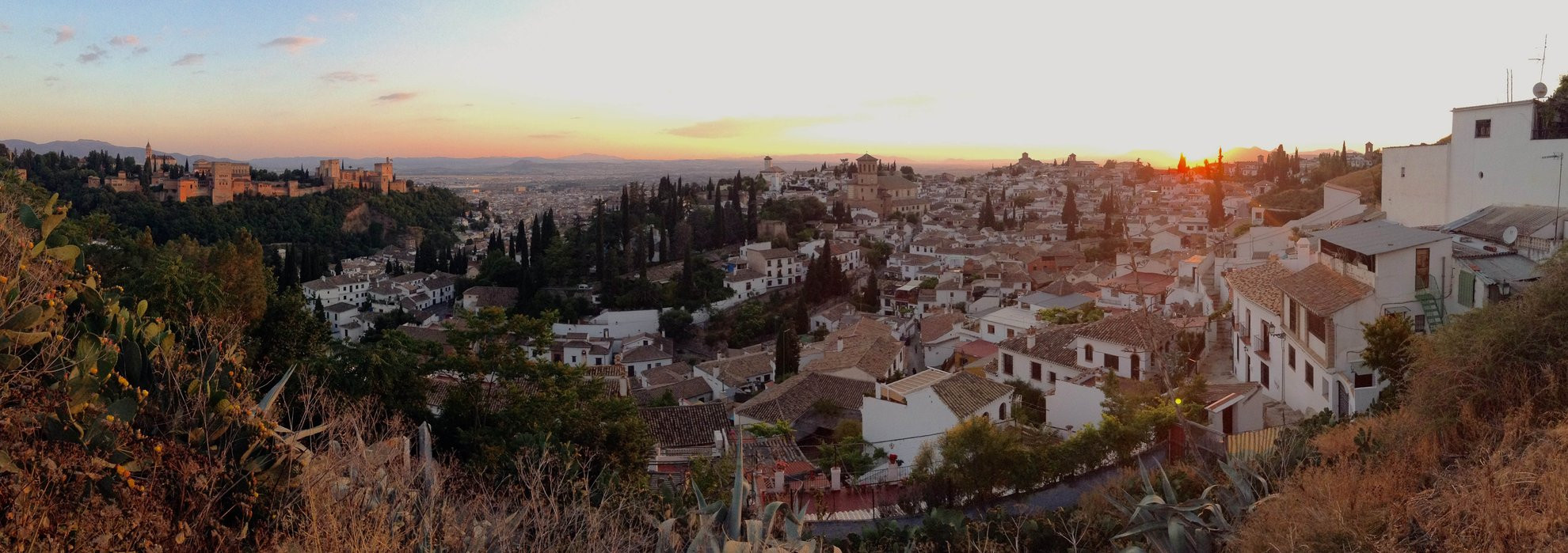 Panoramablick auf Granada und die Alhambra bei Sonnenuntergang - Andalusien - Spanien