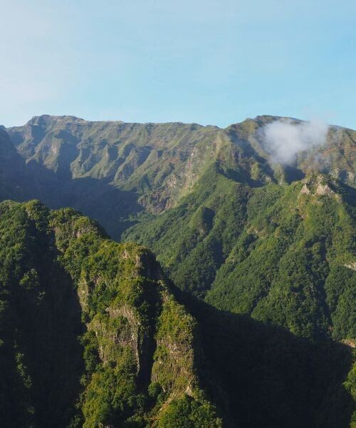 Panoramablick auf grüne Berge vom Aussichtspunkt Balcões - Madeira - Portugal