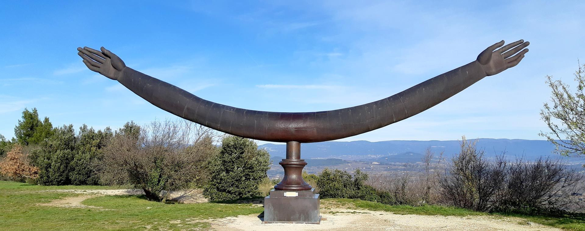Skulptur des großen Baums mit ausgestreckten Armen - Luberon - Provence - Frankreich