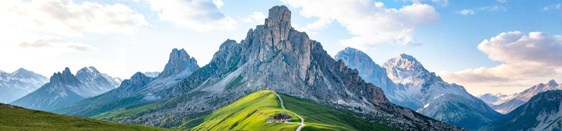Felsige Gipfel und grüne Wiesen am Passo Giau - Dolomiten - Italien