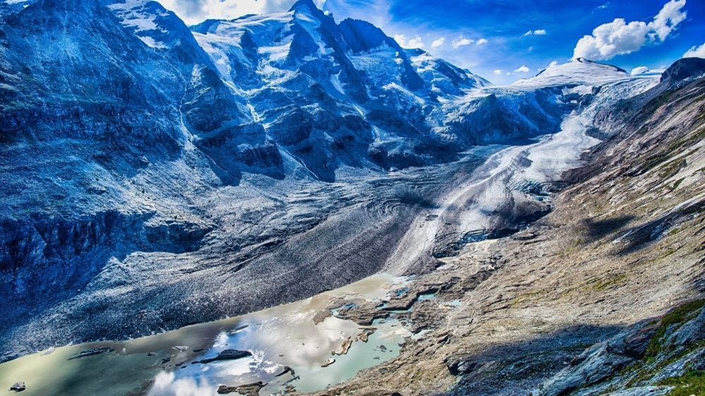Pasterzengletscher fließt zu einem Gletschersee hinab - Österreichische Alpen - Österreich