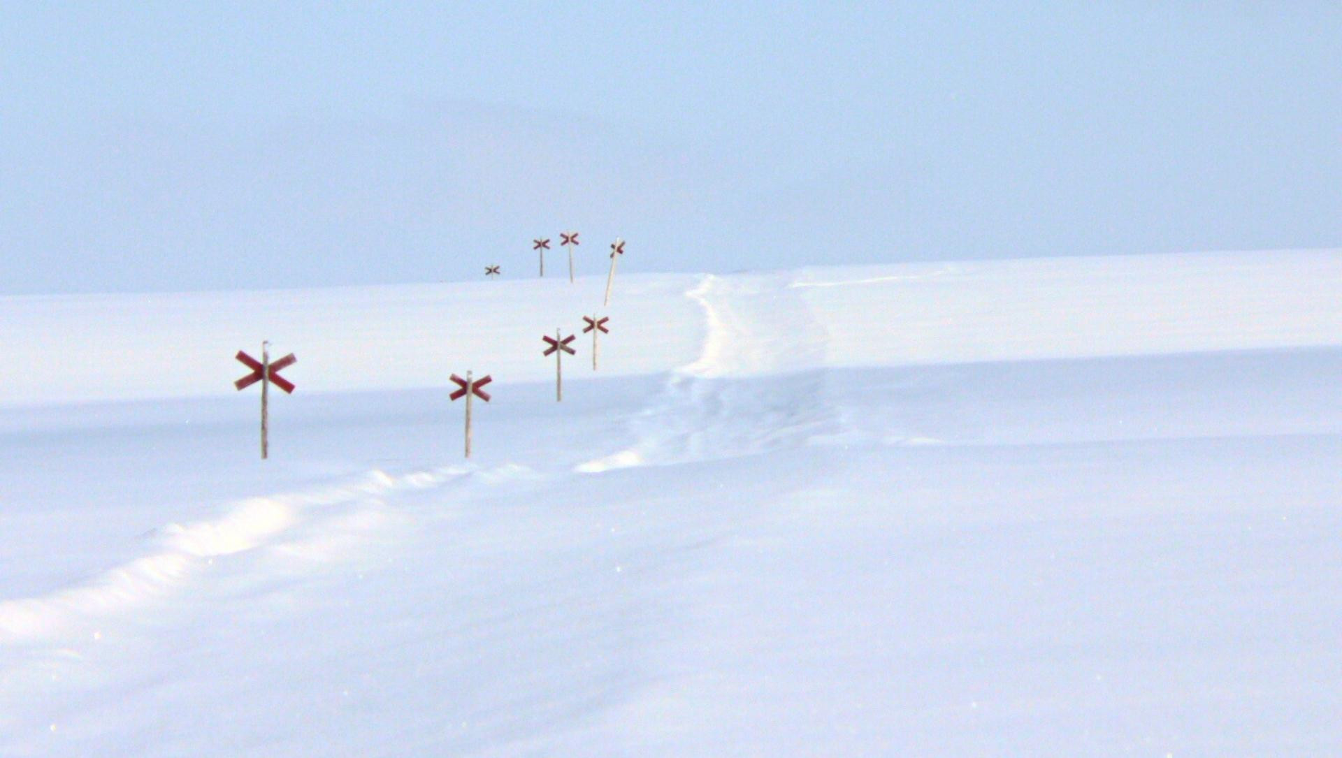 Rot-weißes Kreuz als Wegzeichen in der Polardesert - Schweden