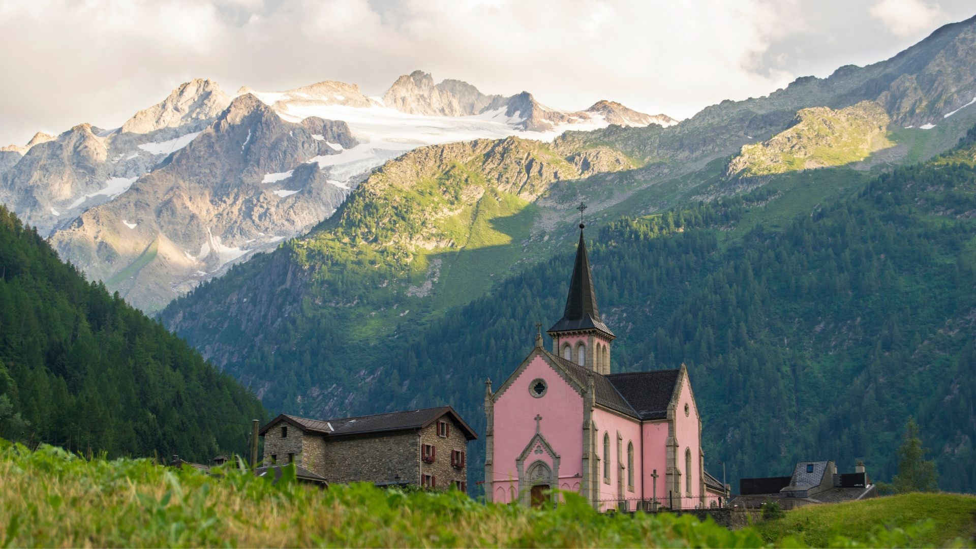 Rosa Kirche von Trient und Steinhütten unter den Gletschern - Wallis - Schweiz