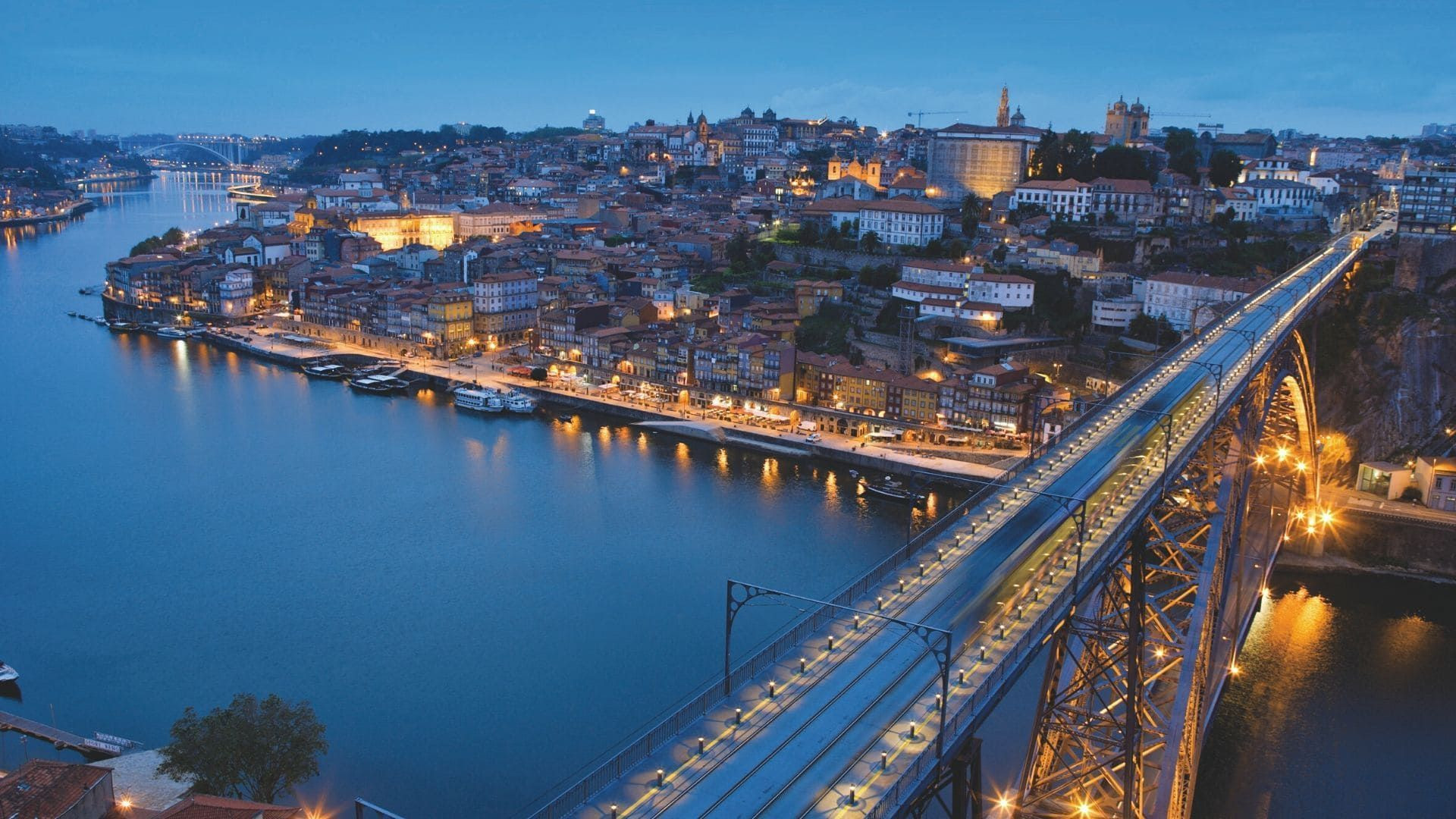 Dom-Luís-Brücke und Altstadt in der Dämmerung - Porto - Portugal