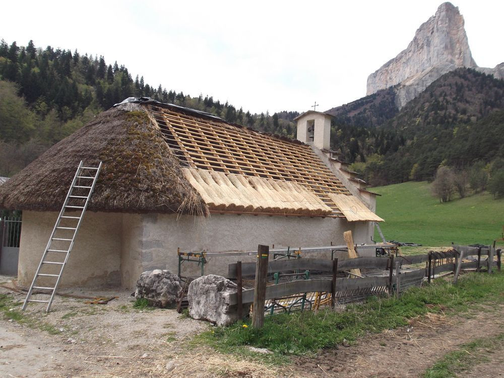 Anbringen der ersten Strohbündel an der Kapelle - Trézanne - Frankreich