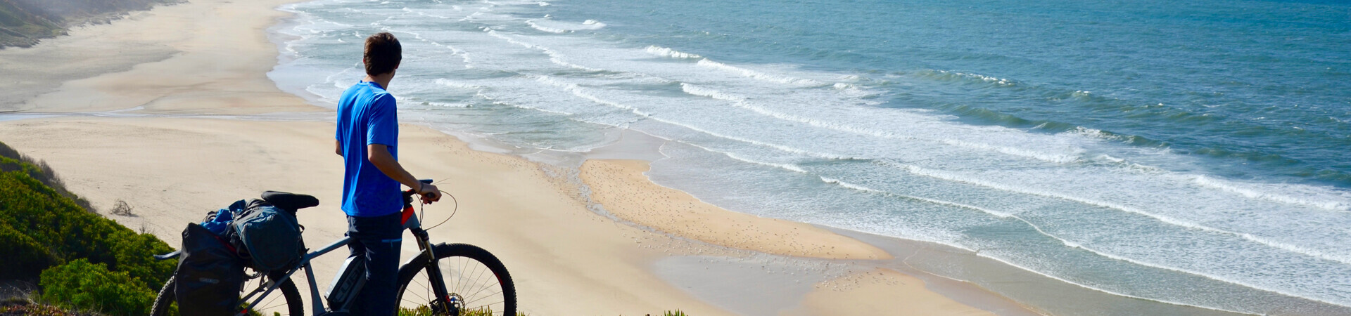 Radfahrer mit Blick auf den Strand Paredes da Vitória - Estremadura - Portugal