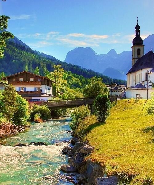 Kirche von Ramsau und Gebirgsbach - Berchtesgaden - Deutschland