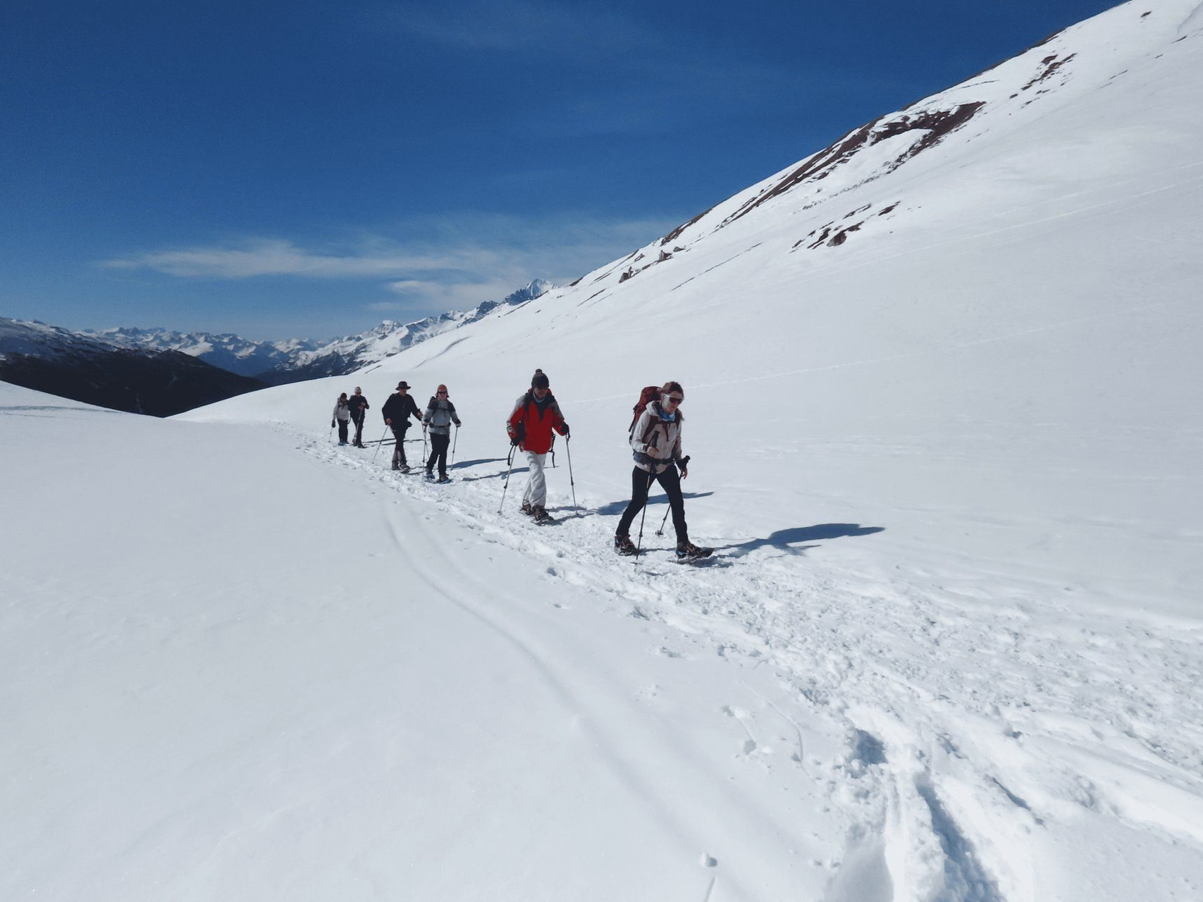 Schneeschuhgruppe am verschneiten Hang - Bessans - Haute-Maurienne - Frankreich