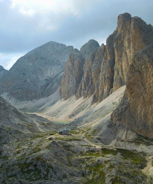 Hütte unter den Felswänden des Passo Cigolade - Dolomiten - Italien