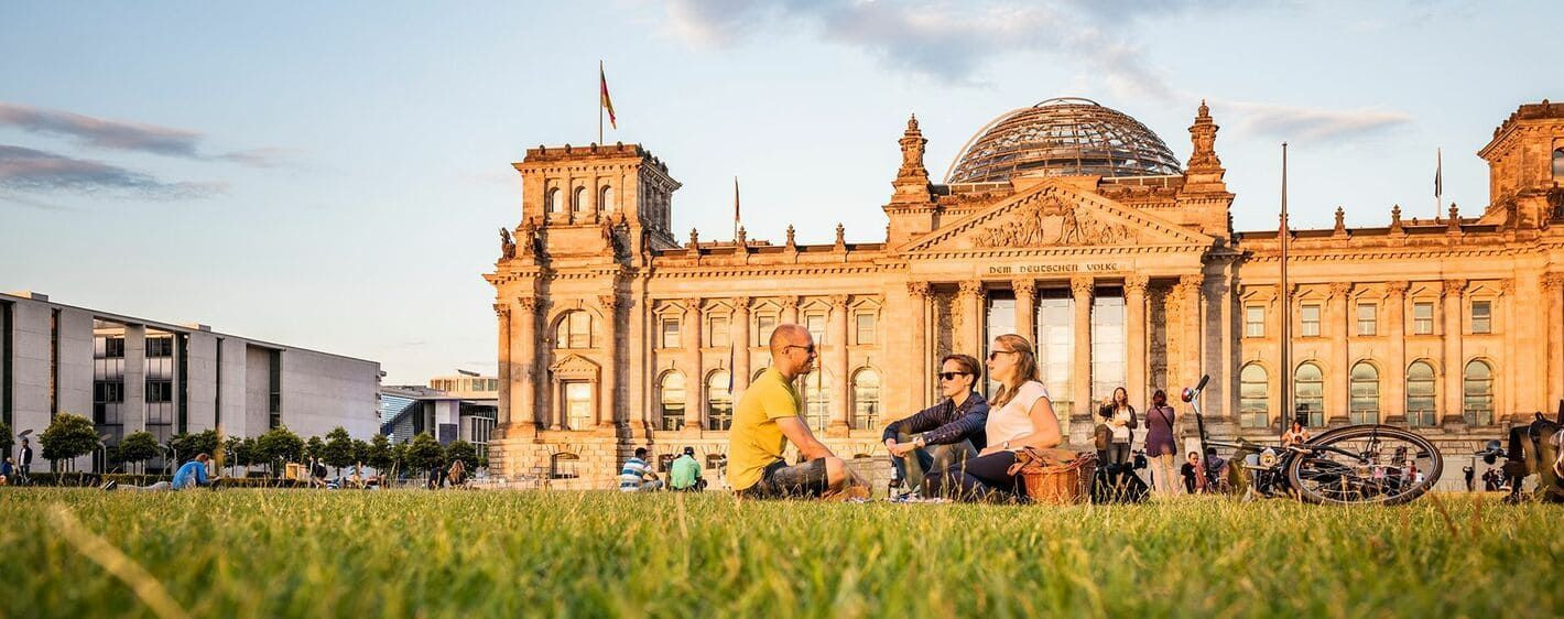 Reichstag und belebte Wiese bei Sonnenuntergang - Berlin - Deutschland