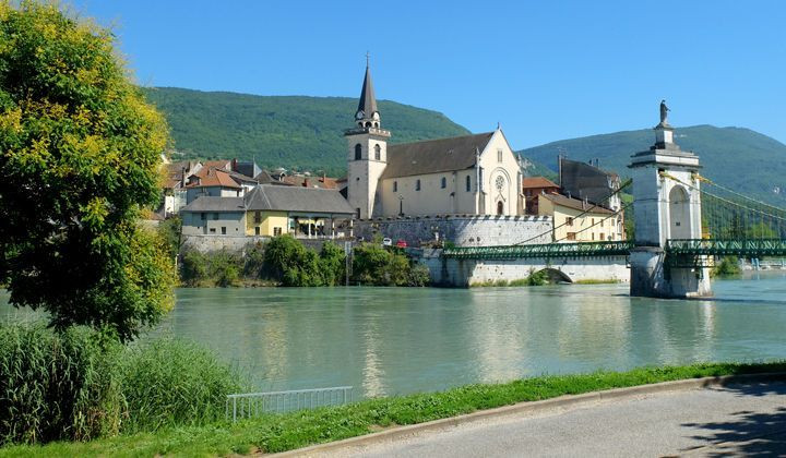 Kirche und Hängebrücke von Seyssel über der Rhône - Frankreich