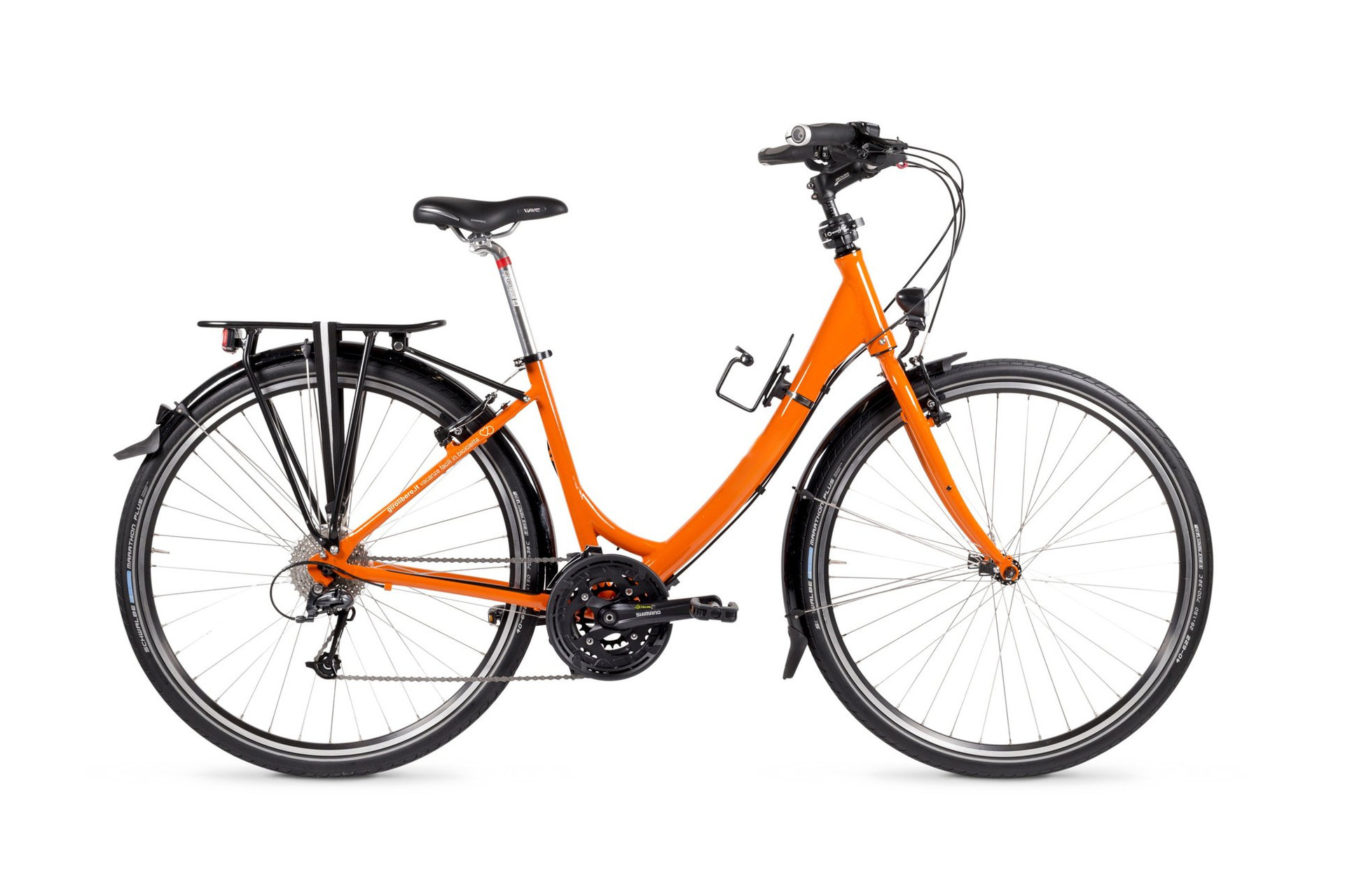 Vélo de randonnée orange à cadre ouvert - studio