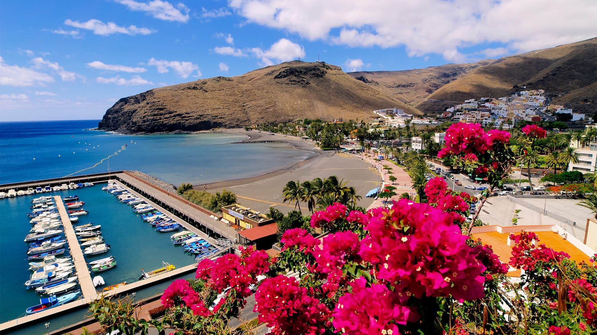 Hafen San Sebastián de La Gomera mit Bougainvilleen - Kanarische Inseln - Spanien
