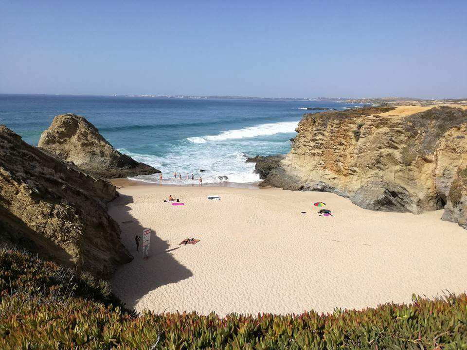 Sandbucht zwischen ockerfarbenen Klippen - Costa Vicentina - Portugal