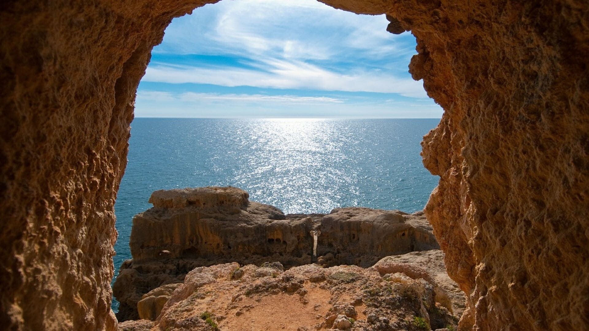 Meerblick durch einen Kalksteinbogen - Algarve - Portimão - Portugal