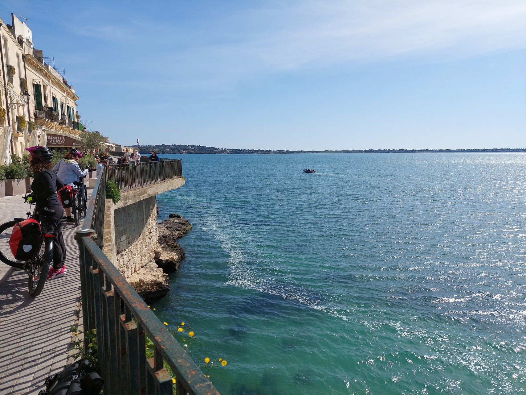 Radfahrer an der Uferpromenade von Ortygia - Syrakus - Sizilien - Italien