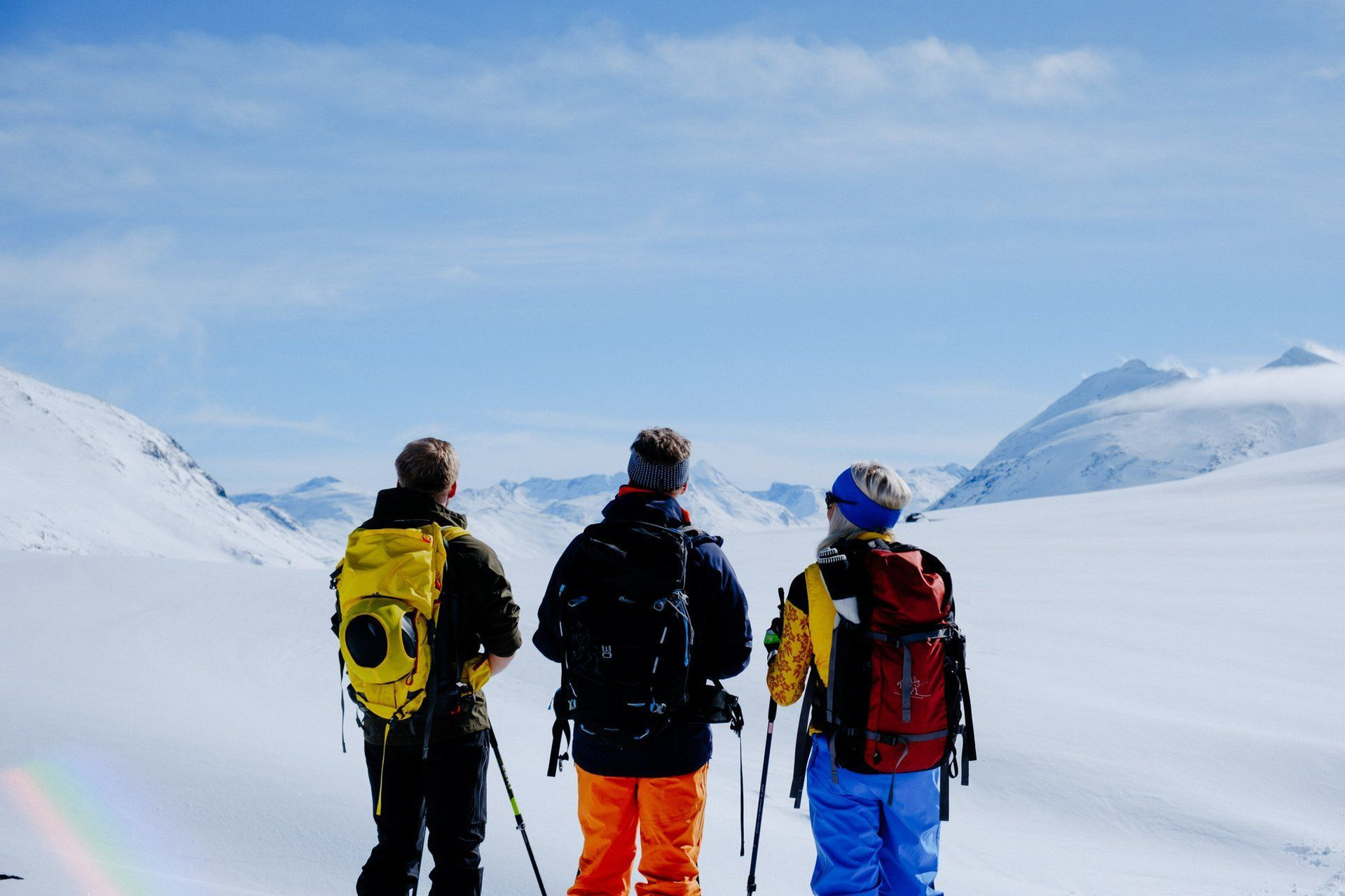 Skitourengeher auf einer verschneiten Hochebene - Leirvassbu - Jotunheimen
