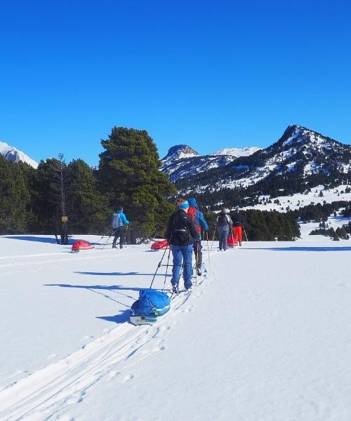 Skitourengruppe mit Pulka auf einer verschneiten Hochebene - Pyrenäen - Frankreich