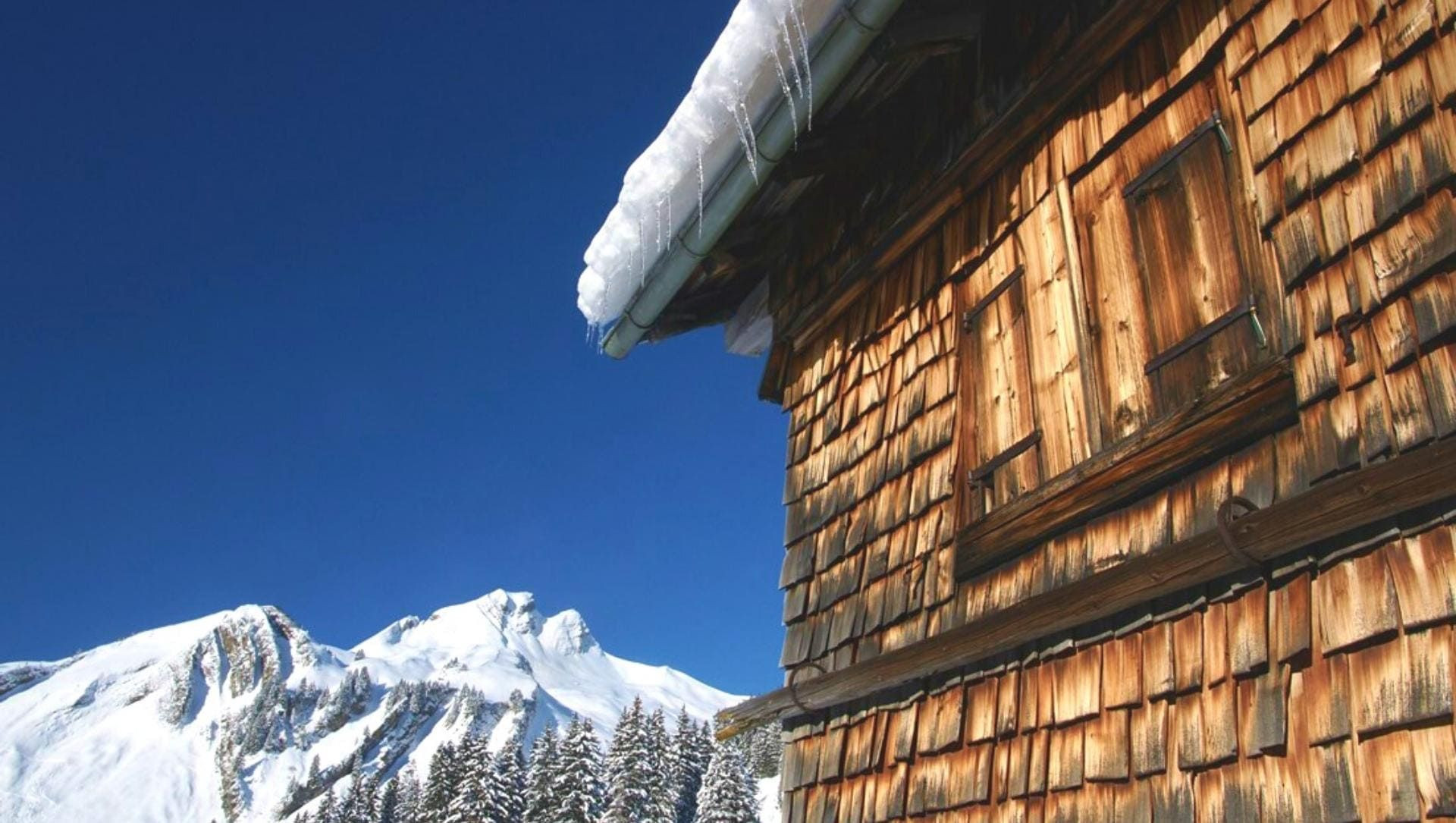 © Ludwig Berchtold Verschneites Schindelhaus im Skigebiet Damüls-Mellau - Vorarlberg - Österreich