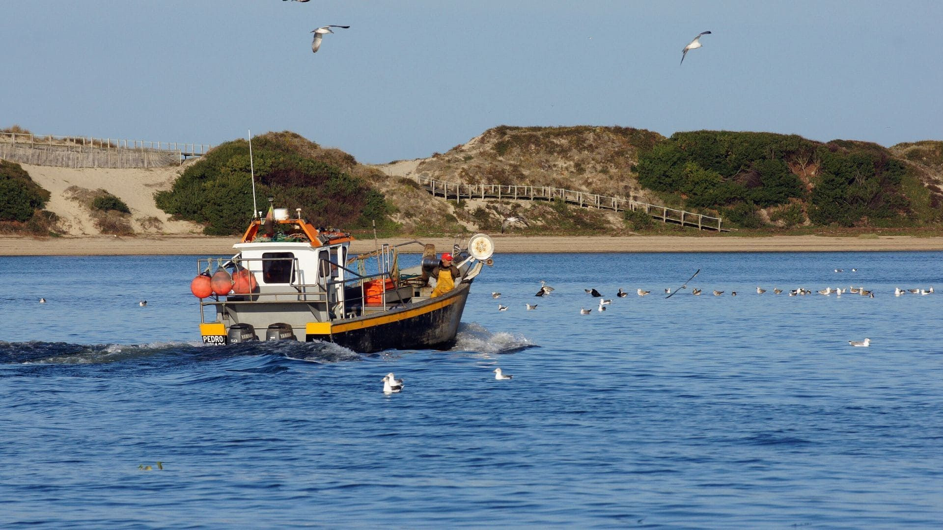 Kleines Fischerboot vor der Küste - Vila do Conde - Portugal