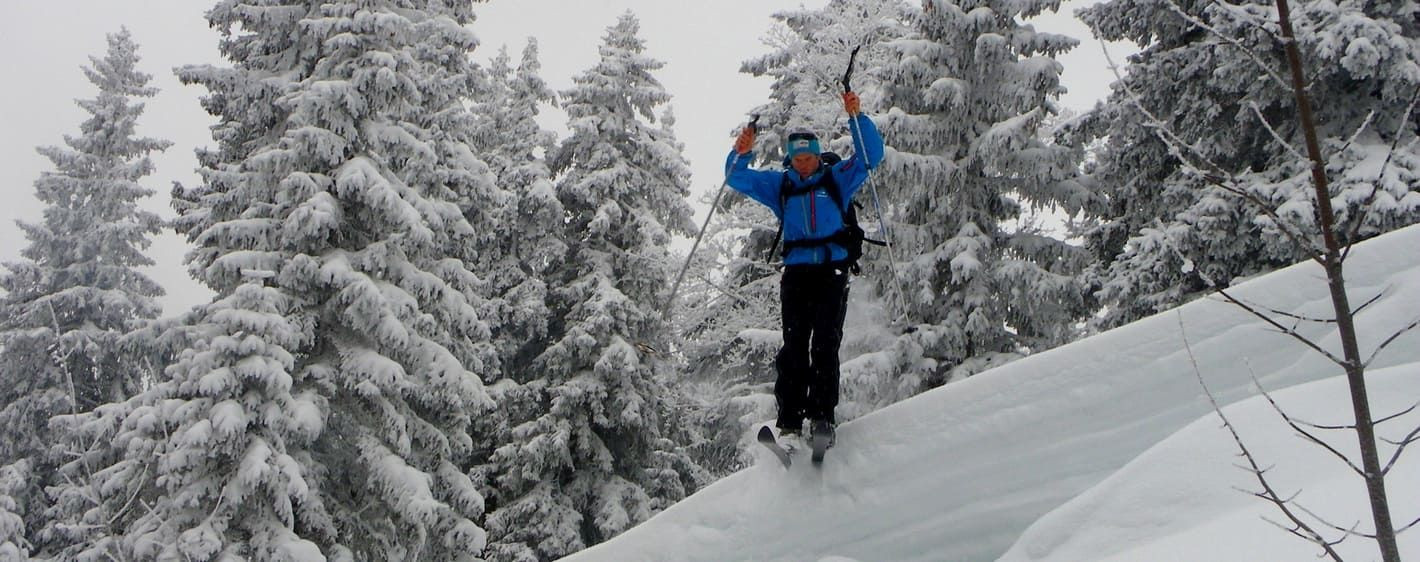 Kleiner Sprung auf Langlaufskiern - Jurakämme - Französisch-schweizerischer Jura