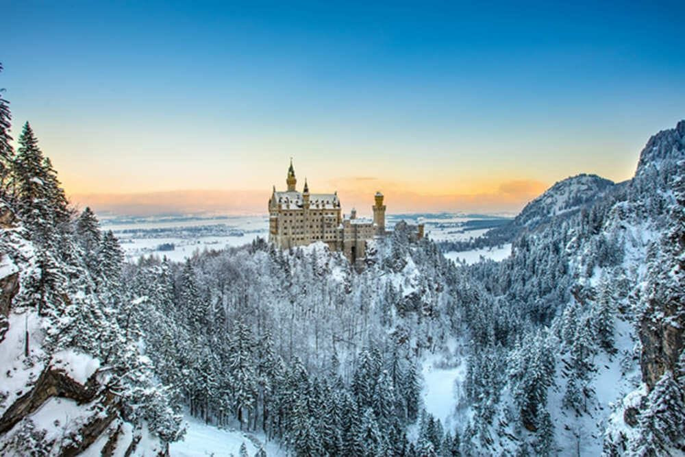Verschneites Schloss Neuschwanstein bei Sonnenuntergang - Bayern - Deutschland