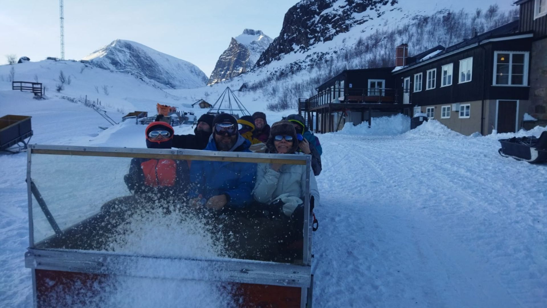 Schlittenfahrt mit Schneemobilzug - Schwedisch-Lappland - Schweden