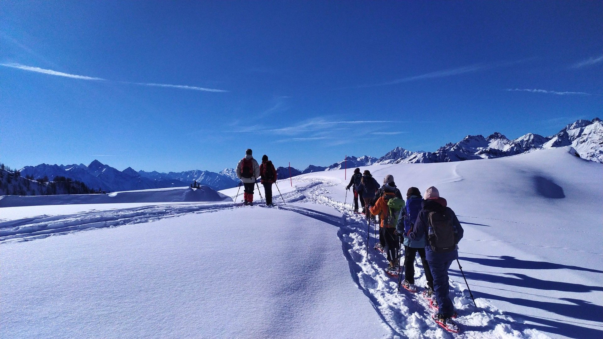 Schneeschuhgruppe auf einem verschneiten Kamm - Alpen