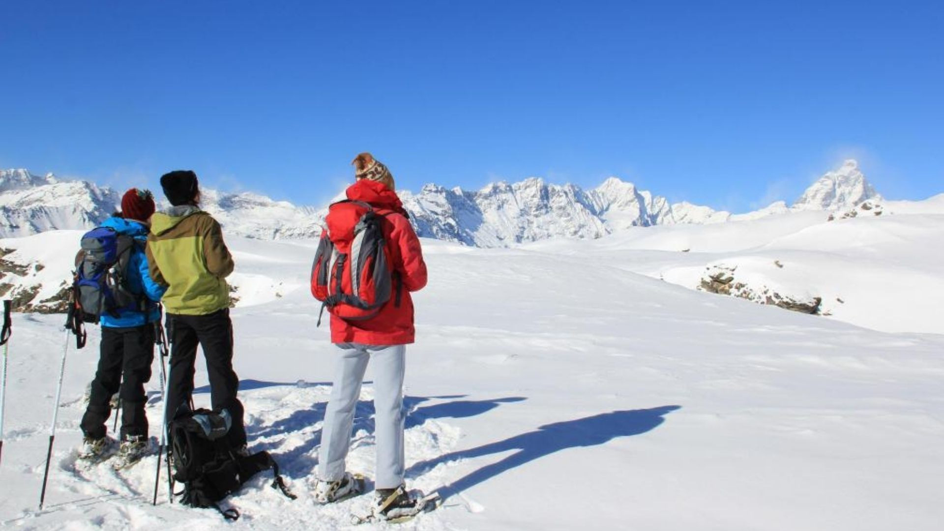 Schneeschuhwanderer mit Blick auf das Matterhorn - Italienische Alpen - Italien