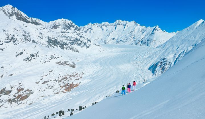 Schneeschuhwanderer mit Blick auf den Aletschgletscher - Wallis - Schweiz