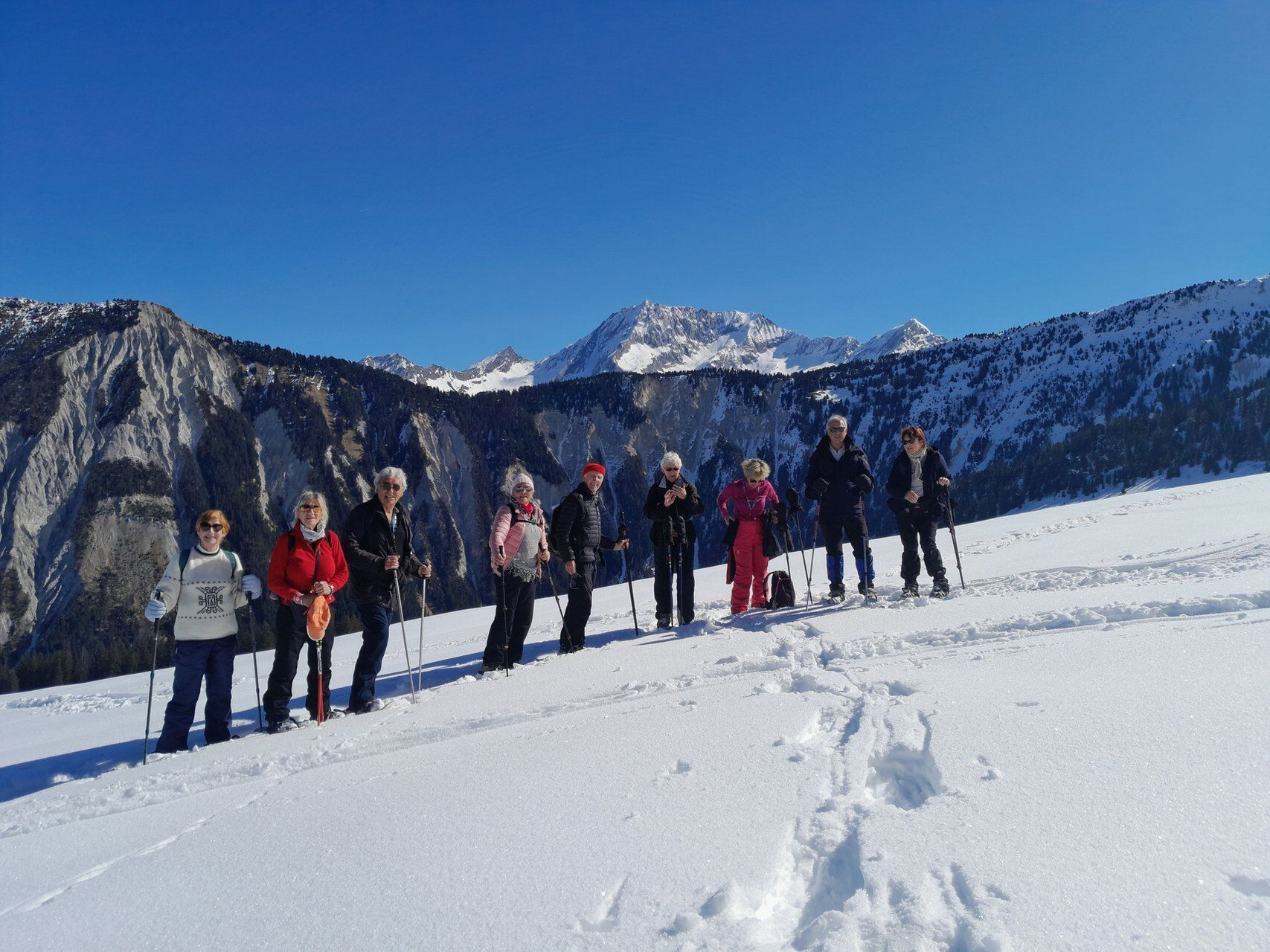 Schneeschuhgruppe an einem verschneiten Hang - Alpen - Frankreich