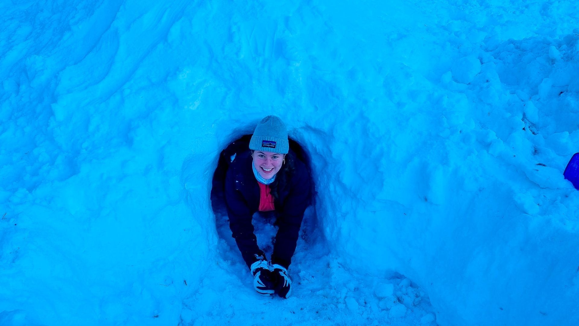 Wanderin in einem Schnee-Iglu - Vercors-Hochebene - Frankreich