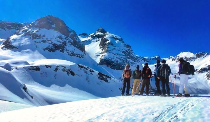 Schneeschuhwanderer mit Blick auf verschneite Gipfel - Pyrénées-Orientales - Frankreich