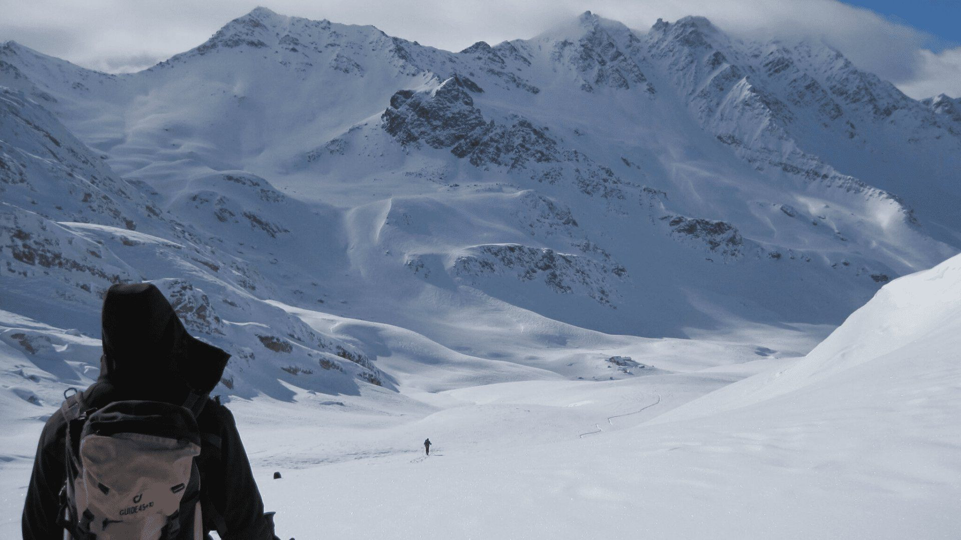 Schneeschuhwanderer mit Blick auf verschneite Gipfel - Queyras - Alpen - Frankreich